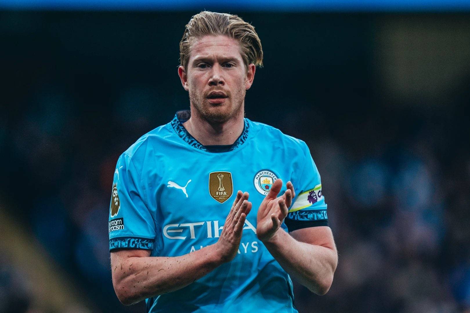 收到国足纪念球衣，尹鸿博：感谢祖国，为国出战是最大骄傲